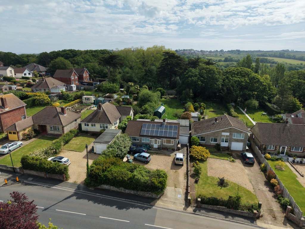 Lot: 70 - TWO ACRE SITE WITH A PREVIOUS RESOLUTION TO GRANT PLANNING - The Site Viewed from Ashey Road